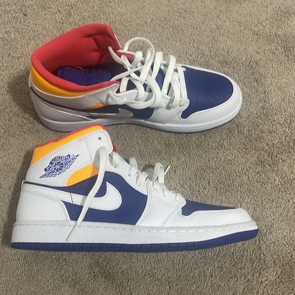 Beautiful air Jordan 1s mid - Picture 3 of 4